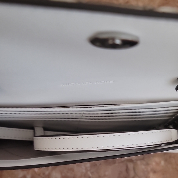 Michael Kors Carson Lg Leather Convertible Crossbody Bag - Picture 6 of 8